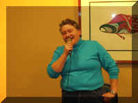 Catwoman sings 2.jpg (128159 bytes)